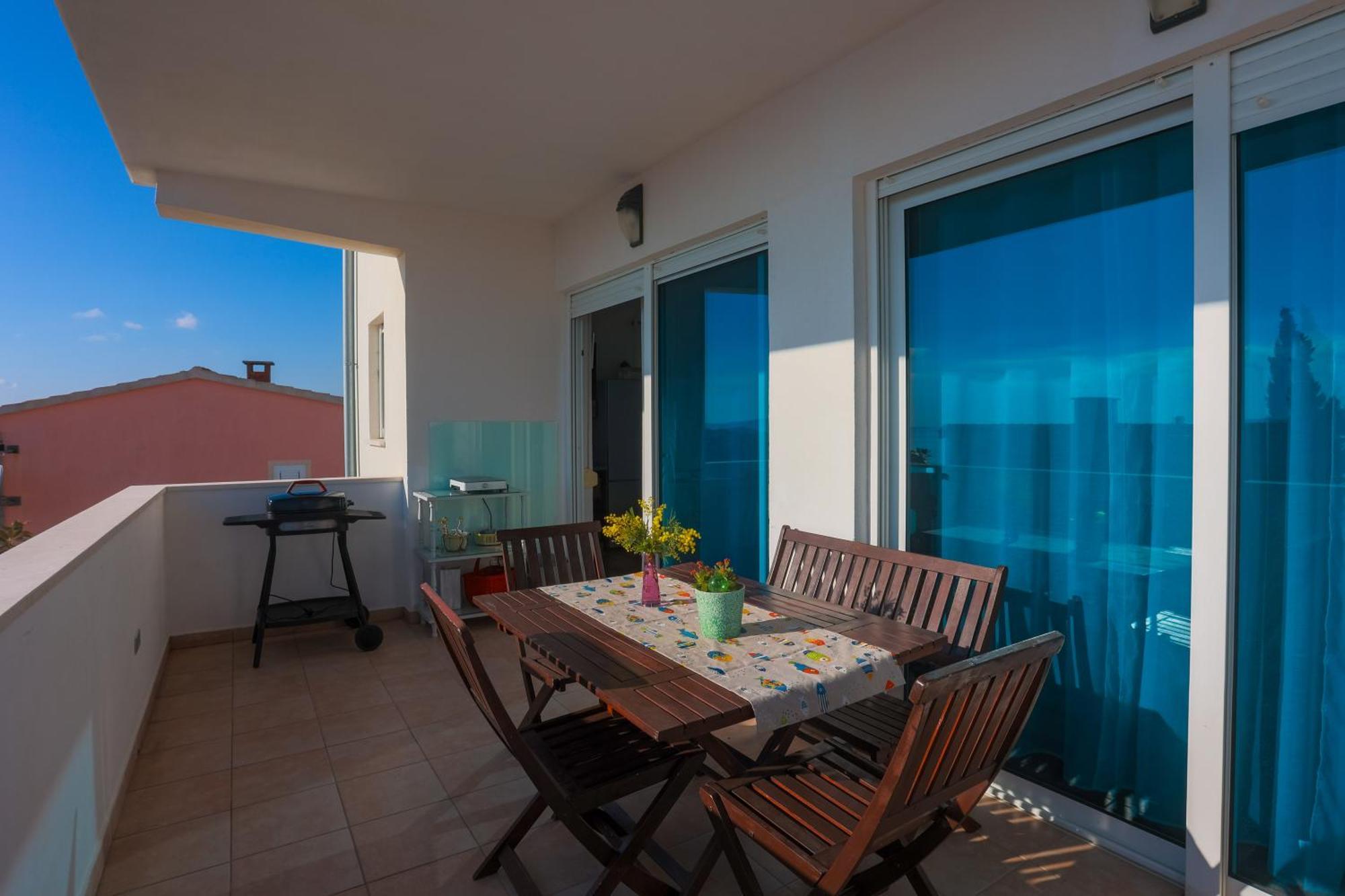 Sunshine With Pool Apartment *