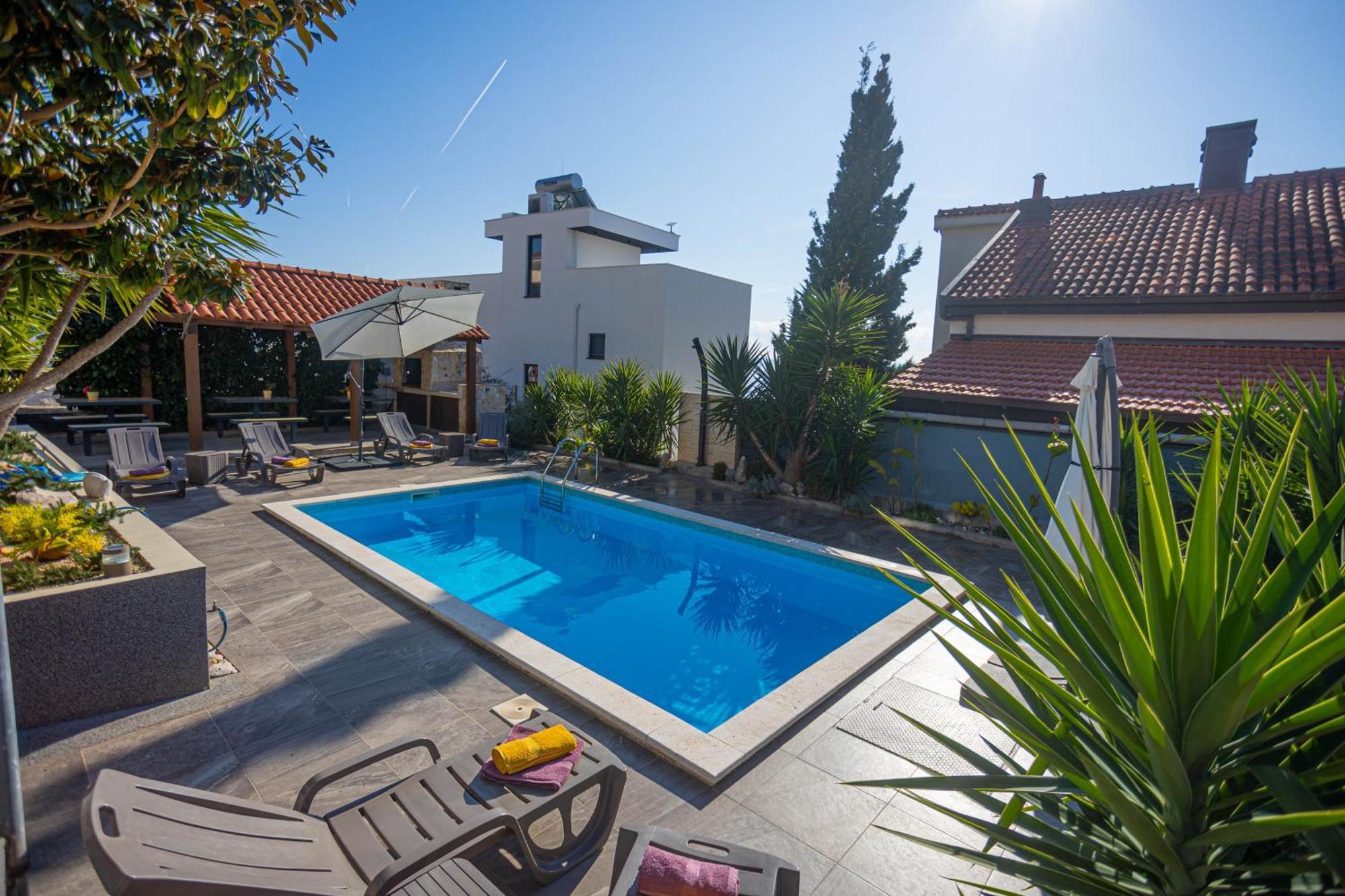 Sunshine With Pool Apartment
