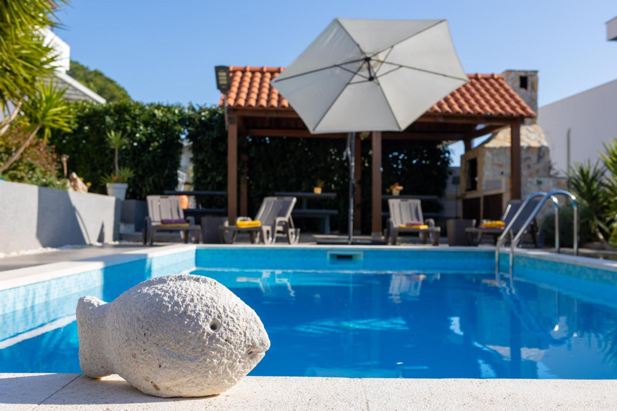 Sunshine With Pool *