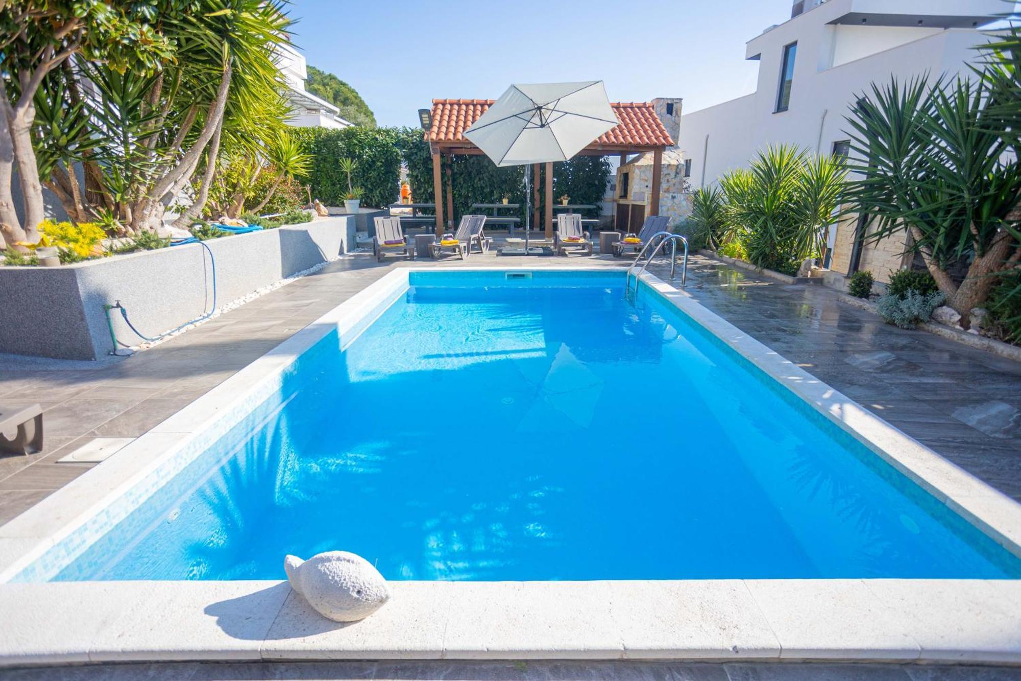 Sunshine With Pool Traù