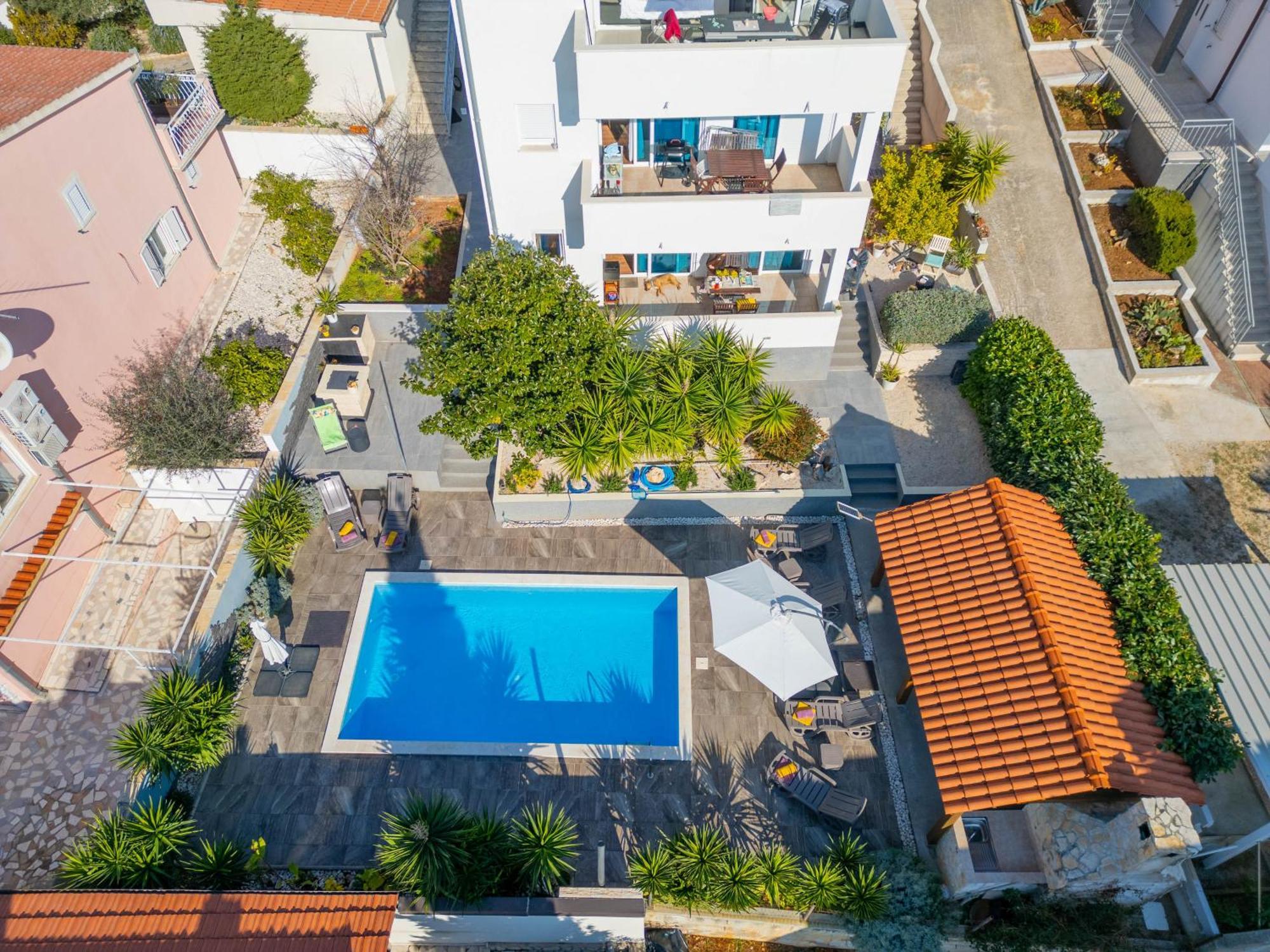 Sunshine With Pool